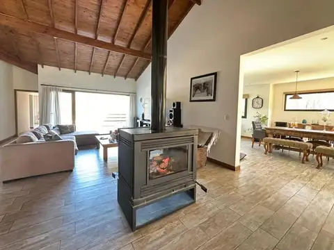 Casa 5 ambientes con 4 baños