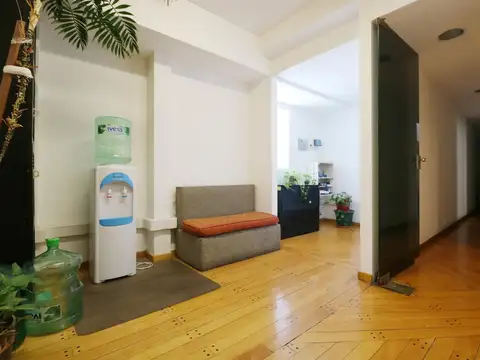 VENTA OFICINA DE 8 AMBIENTES EN MONSERRAT - PISO ALTO - VISTA ABIERTA - LUMINOSA - APTO CREDITO