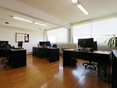 VENTA OFICINA DE 8 AMBIENTES EN MONSERRAT - PISO ALTO - VISTA ABIERTA - LUMINOSA - APTO CREDITO