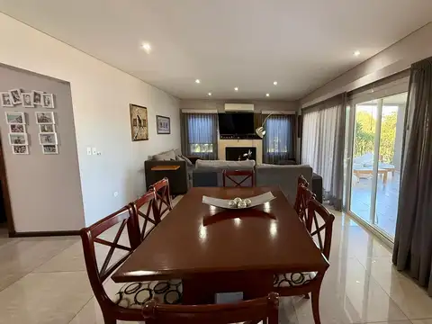 Casa en Venta con 3 cocheras