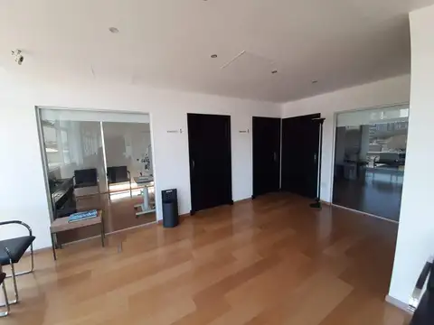 Oficina en Alquiler con 4 cocheras