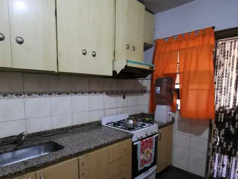 OPORTUNIDADA CASA 3 AMBIENTES CON COCHERAS ESCUCHA OFERTA