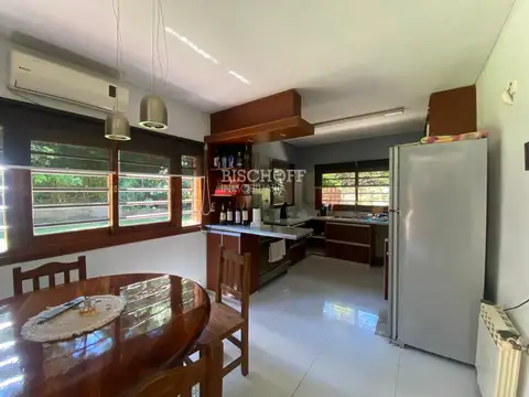 EXCELENTE CASA DE 4 AMBIENTES, CON PISCINA CLIMATIZADA.