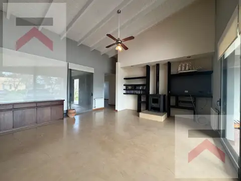 Casa en Alquiler con 2 cocheras
