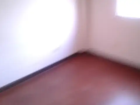 MAGNIFICO DOS AMBIENTES AL FRENTE CON BALCON Y COCHERA EN QUILMES CENTRO.