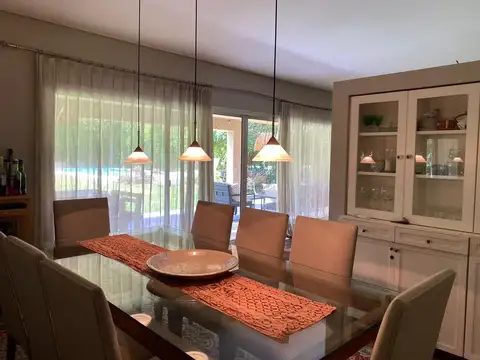 Casa 5 ambientes con 4 baños
