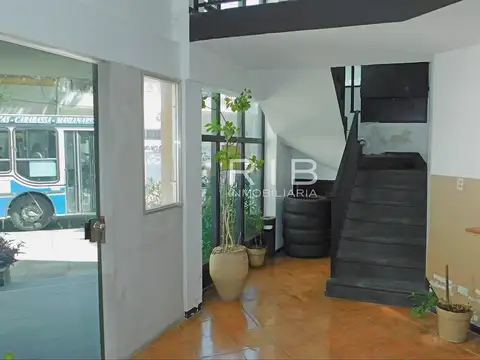 Oficina 15 ambientes con 11 baños