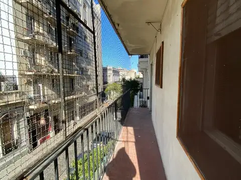 Deparatamento de 3 amb. con balcon a la calle