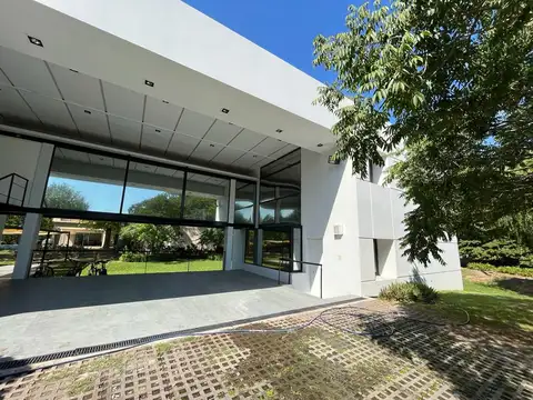 GRAN CASA MODERNA DE DISEÑO EN ABRIL