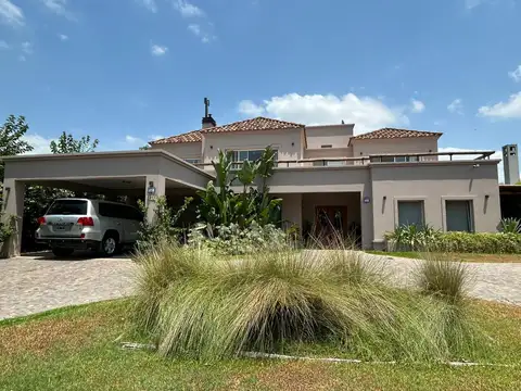Venta excelente casa en B°Cdo Buenos Aires Village