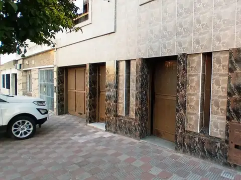 Venta Casa 2 Plantas con Local Comercial B° Yapeyú