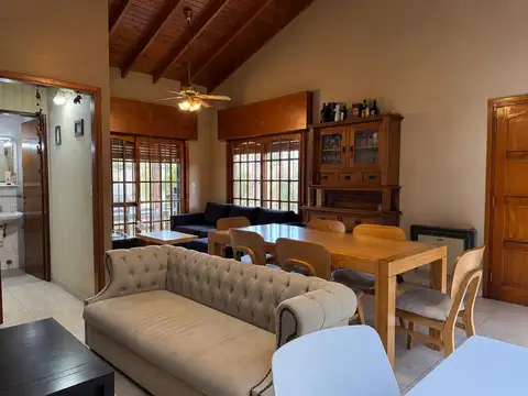 Casa 4 ambientes con 2 baños