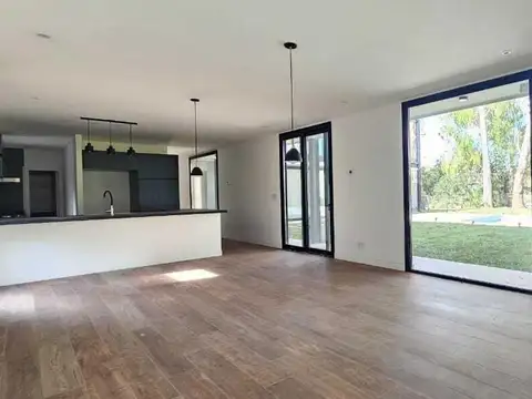 Casa 5 ambientes con 3 baños