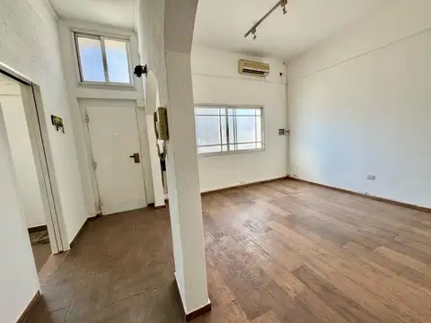 Oportunidad  SE VENDE Ph de 4 amb reciclado c/entrada independiente. Junto C/ local en esquina.