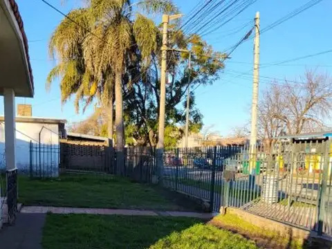 Casa en Alquiler en Barrio Parque Field, $ 700.000