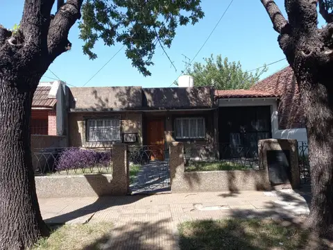 Cómoda casa - 4 ambientes + patio + pileta + quincho + garage para dos vehículos  -