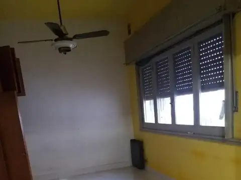 Cómoda casa - 4 ambientes + patio + pileta + quincho + garage para dos vehículos  -