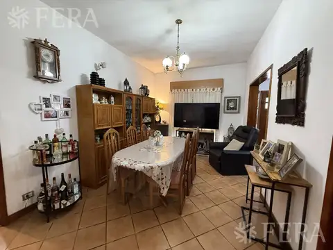 Venta Casa 4 ambientes con cochera y patio en Quilmes Oeste