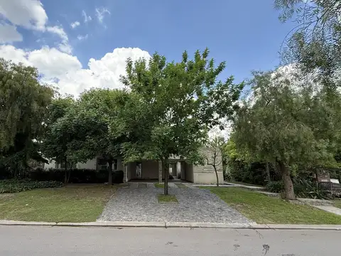 Casa en alquiler en Buenos Aires Village, Bella Vista.