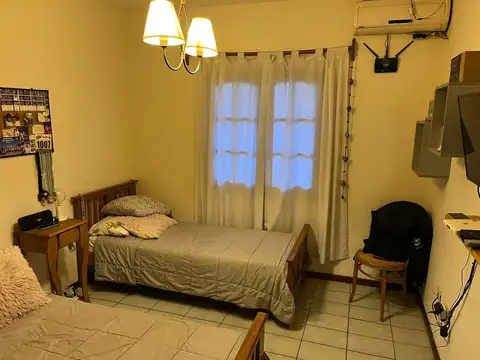 Casa 10 ambientes con 2 baños