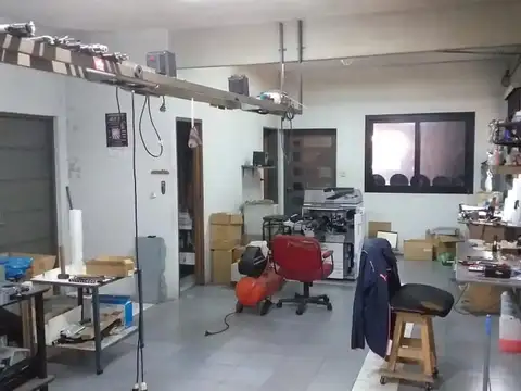 LOCAL C/ OFICINAS Y DEPOSITO-  EN 1° PISO 2 DTOS. DE 2  AMB.