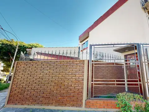 CASA EN VENTA-3 AMBIENTES-HAEDO NORTE CON PATIO