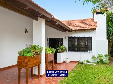 Casa 8 ambientes con 2 baños