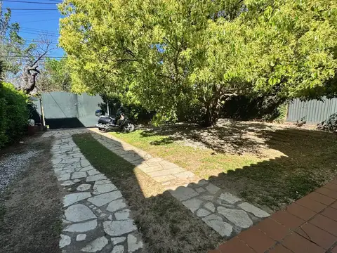 Casa 8 ambientes con 2 baños