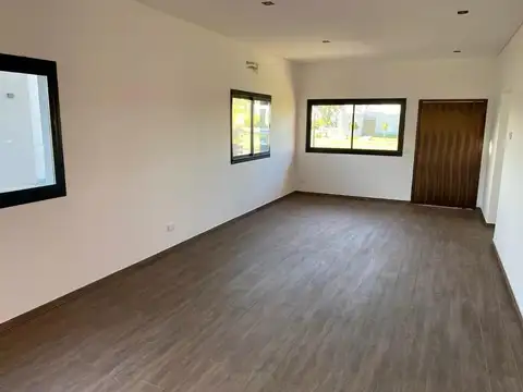 Casa 4 ambientes con 2 baños