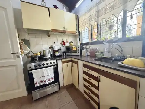 Casa 5 ambientes en excelente ubicación.