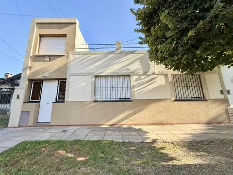 Casa 5 ambientes en excelente ubicación.