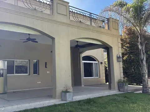 Casa 5 ambientes con 3 baños