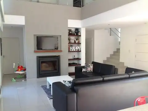 Casa 5 ambientes con 3 baños