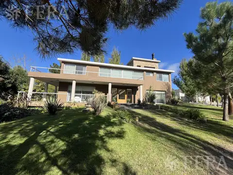 Venta de Casa 7 ambientes con quincho y cochera en Terrazas al Golf - Pinamar