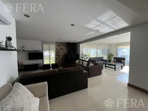 Venta de Casa 7 ambientes con quincho y cochera en Terrazas al Golf - Pinamar