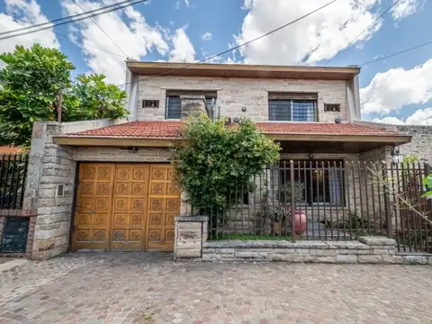 VENTA DE CASA C/JARDIN, PATIO,  PARRILLA, PILETA, QUINCHO Y COCHERA CUBIERTA FLORIDA.