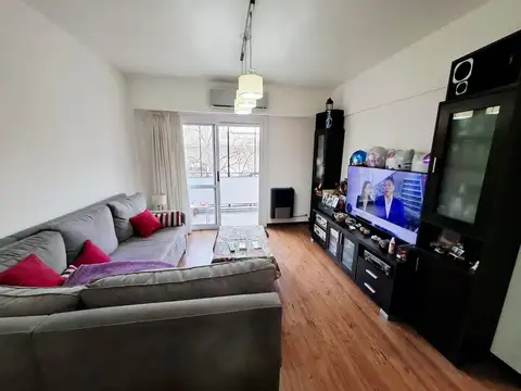 Departamento de 4 ambientes con balcón al frente