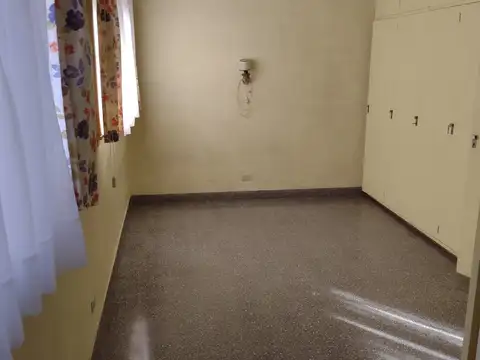 Martinez a mts centro comercial excelente casa para reciclar con buen jardin