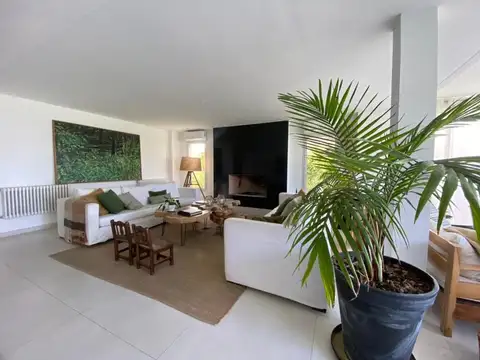 Casa en Venta con 4 cocheras