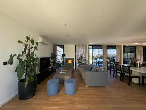 Casa en Venta con 3 cocheras