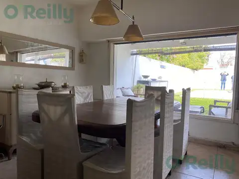 Casa de 4 dormitorios con jardín, pileta y parrilla en Lomas de San Isidro