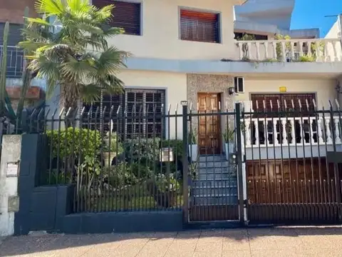 casa 5 amb con garage para 4 autos y terraza c/ quincho. Lote 8,66 x 20