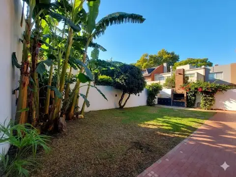 CASA 5/6 AMB.JARDIN,COCHERA VIAS A LIBERTADOR PROX ESTACION