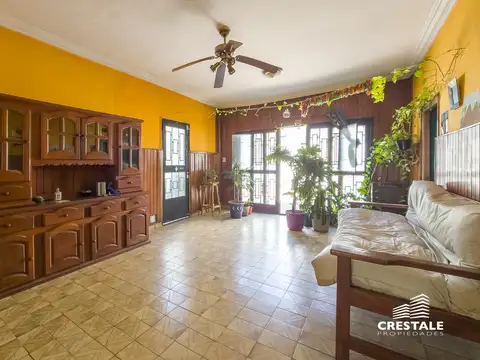Venta - Casa 3 dormitorios con patio, terraza y cochera - Echesortu, Rosario.