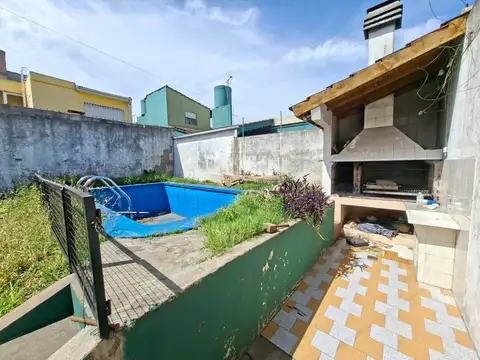Venta lote (10 x 20 m.) con losa, baño, pileta y parrilla.