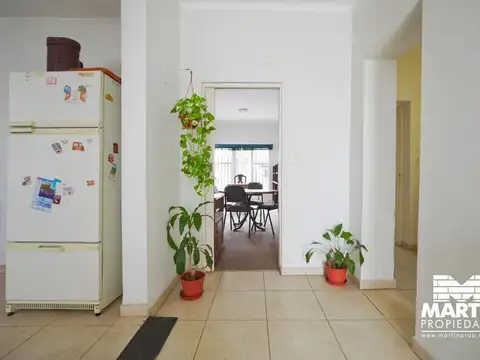 Casa en venta Martinez, 4 ambientes, suite, 2 baños, patio, terraza, cochera, jardín frente. 1 c/Av