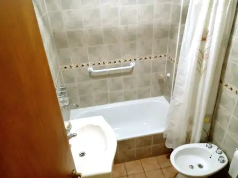 DEPARTAMENTO 2 AMBIENTES CON GUARDACOCHE, A 1 CUADRA LAS FLORES.