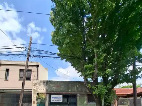 Casa 4 Ambientes con Jardín y Cochera Cubierta