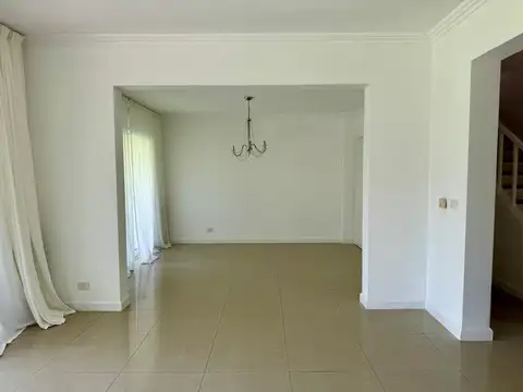 Casa en Alquiler con 1 cochera