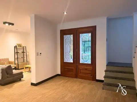 Casa en Alquiler con 2 cocheras